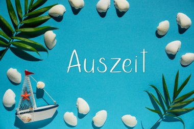 Alman Metni ile Düz Yatmak Auszeit 'in dinlenme zamanı demektir. Tekne, deniz kabuğu ve palmiye yaprağı gibi deniz dekorasyonlu turkuaz ya da mavi arkaplan.
