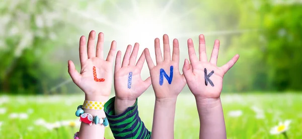 Children Hands Building Färgglada Engelska Word Link Soligt Grönt Gräs — Stockfoto