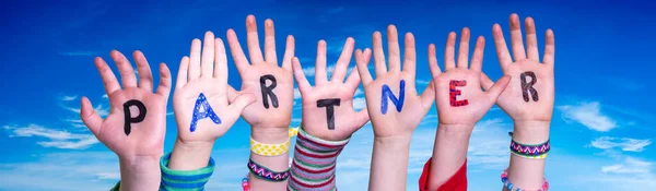 Crianças Mãos Construindo Colorido Inglês Palavra Parceiro Céu Azul Como — Fotografia de Stock