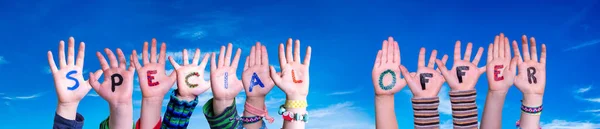 Kinderen Handen Bouwen Kleurrijke Engels Woord Speciale Aanbieding Blauwe Lucht — Stockfoto