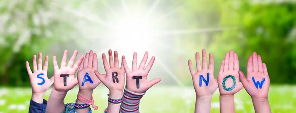 Children Hands Building Kolorowe Angielskie Słowo Start Now Słoneczna Zielona — Zdjęcie stockowe