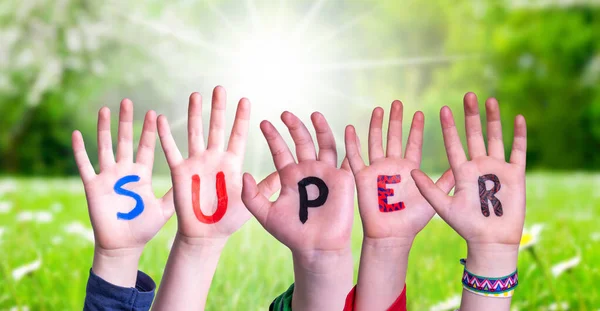 Kinderen Handen Bouwen Kleurrijk Engels Woord Super Zonnig Groen Gras — Stockfoto