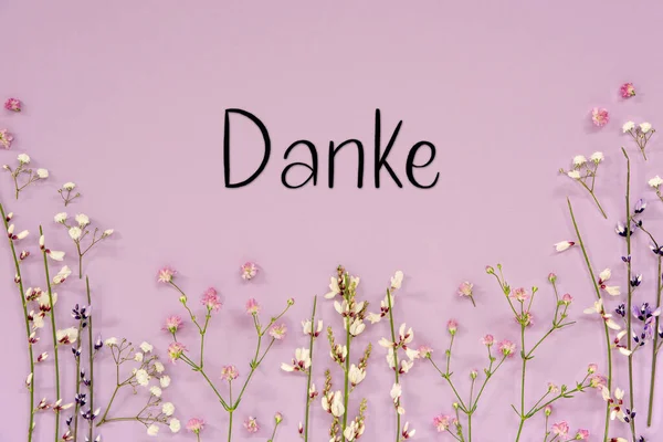 ドイツ語で白と紫の春の花のアレンジメント Danke Meansありがとうございました ラベンダーカラーペーパーの背景 — ストック写真