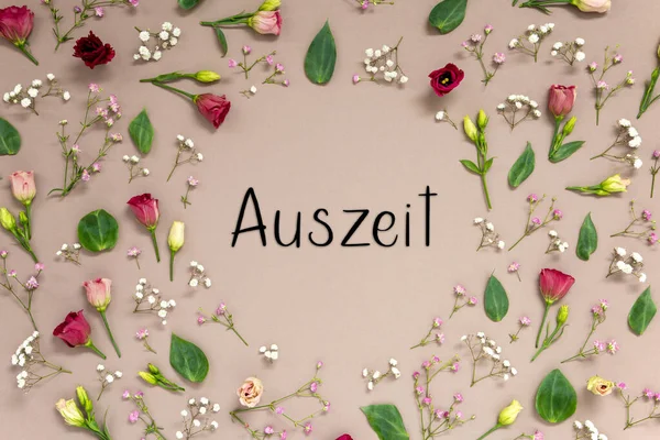 Квітна Аранжування Німецьким Текстом Auszeit Означає Час Уперед Барвисті Весняні — стокове фото