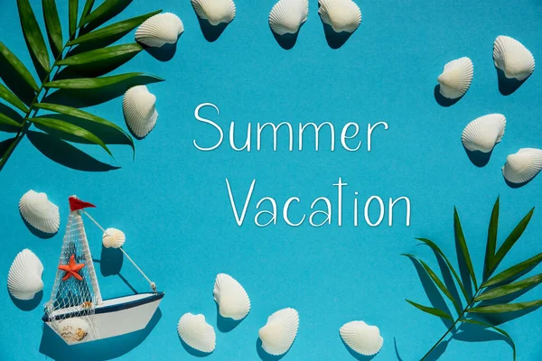 英語のテキスト夏休みとフラットレイ ボート シェル ヤシの葉のような海洋装飾が施されたターコイズまたはブルーの背景 — ストック写真