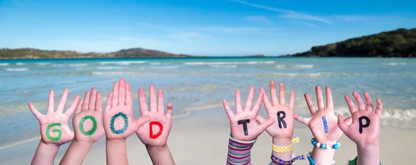 カラフルな英語の単語を構築する子供の手 Good Trip 背景として夏の海 海とビーチ — ストック写真
