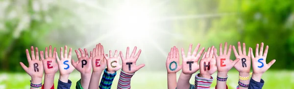 Kinderen Handen Bouwen Kleurrijk Engels Woord Respecteer Anderen Zonnig Groen — Stockfoto