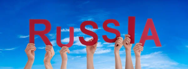 人或人的手建设英语单词俄罗斯 蓝天为背景 — 图库照片