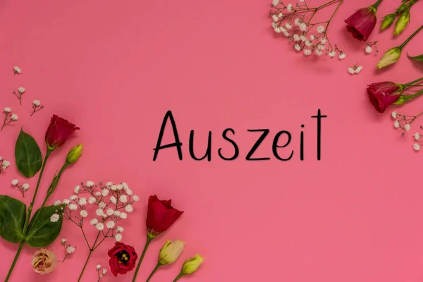 Arranjo Flores Vermelhas Primavera Com Texto Alemão Auszeit Significa Tempo — Fotografia de Stock