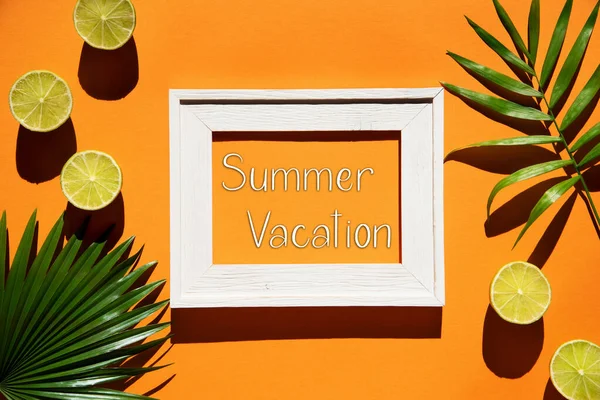 英語のテキスト夏休みとフラットレイ ピクチャーフレームとトロピカルレモンとヤシの葉とオレンジの背景 — ストック写真