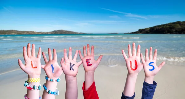 孩子们像我们一样手握多彩的英语单词 夏季海 滩背景 — 图库照片