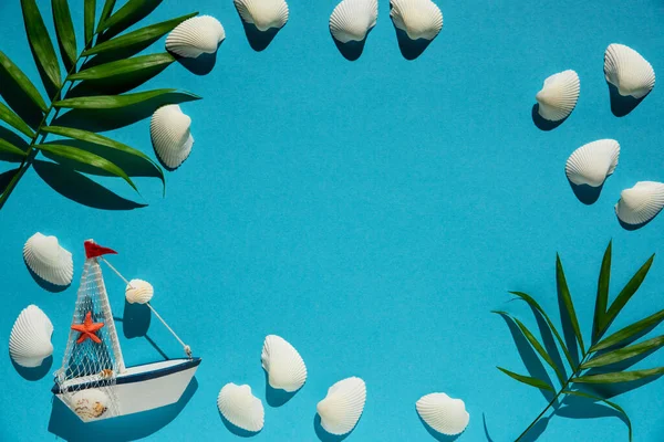 平铺与复制空间为您的自由文字 蓝绿色或蓝色背景 海洋装饰 如小船 贝壳和棕榈叶 — 图库照片