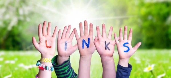 Kinderen Handen Bouwen Kleurrijke Engelse Word Links Zonnig Groen Gras — Stockfoto