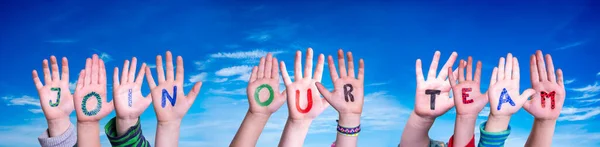 Çocuk Elleri Renkli Ngilizce Kelimeleri Nşa Ediyor Takımımıza Katıl Mavi — Stok fotoğraf