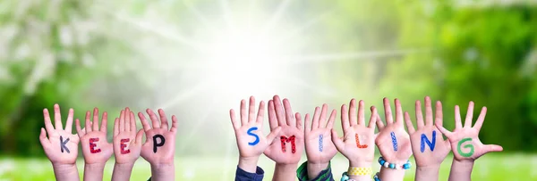 Children Hands Building Colorful Russian Word Keep Smiling Солнечный Зеленый — стоковое фото