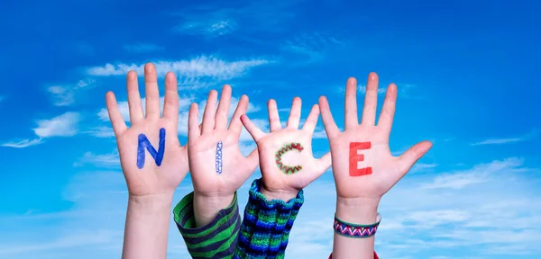 Kinderen Handen Bouwen Kleurrijk Engels Woord Leuk Blauwe Lucht Als — Stockfoto