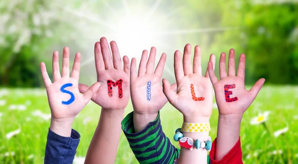 Kinderen Handen Bouwen Kleurrijke Engelse Woord Glimlach Zonnig Groen Gras — Stockfoto