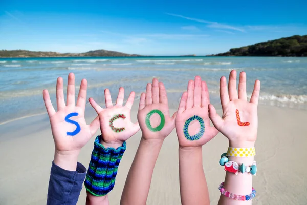 孩子们手工制造五彩缤纷的英语词汇学校 夏季海 滩背景 — 图库照片
