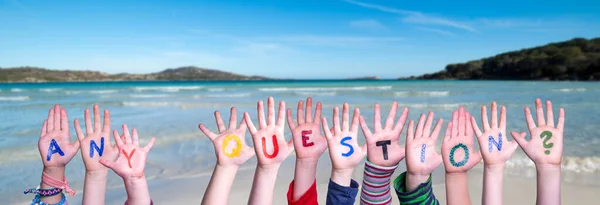 子供の手はカラフルな英語の単語を構築します 背景として夏の海 海とビーチ — ストック写真