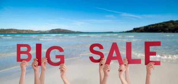 英語の単語の大きな販売を構築する人や人 背景として夏の海 海とビーチ — ストック写真