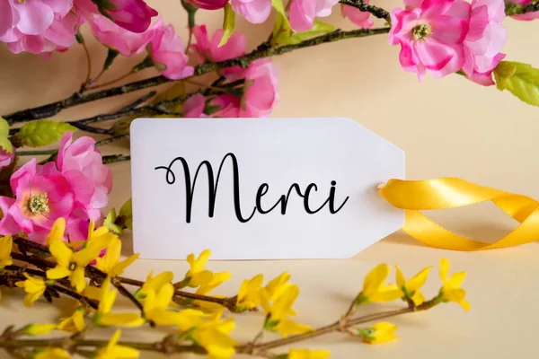 Frühlingsblumen Arrangement Mit Weißem Etikett Mit Französischem Text Merci Bedeutet — Stockfoto