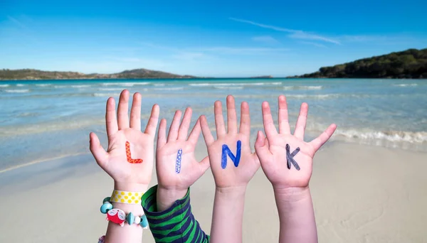子供の手カラフルな英語の単語リンクを構築します 背景として夏の海 海とビーチ — ストック写真