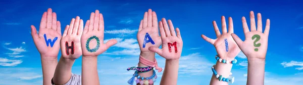 Çocuk Elleri Renkli Ngilizce Kelime Ben Kimim Mavi Gökyüzü Arkaplan — Stok fotoğraf