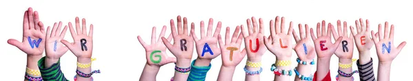 Kinderhände Basteln Buntes Deutsches Wort Wir Gratulieren Weißer Isolierter Hintergrund — Stockfoto