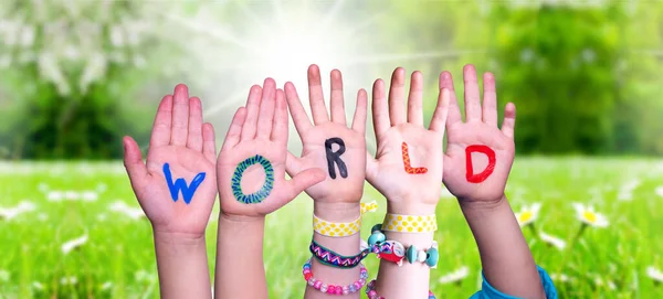 Children Hands Building Colorful English Word World Herbe Verte Ensoleillée — Photo