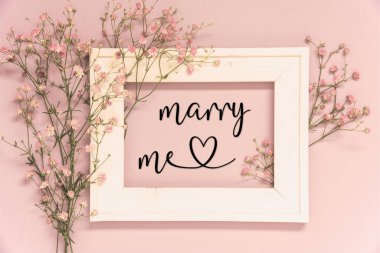 Ikebana Çiçek Düzenlemeli Klasik Fotoğraf Çerçevesi ve İngilizce Mesaj Benimle Evlen. Retro Pastel Arkaplanı