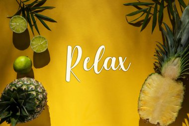 İngilizce Yazılı Sarı Düz Yat Gevşe. Limon, ananas ve hurma yaprağı gibi tropikal meyvelerle dolu sarı yaz arkaplanı.