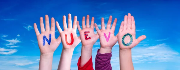 Kinderhände Bauen Buntes Spanisches Wort Nuevo Bedeutet Neu Blauer Himmel — Stockfoto