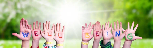 Çocuk Elleri Renkli Ngilizce Kelime Yiliği Oluşturuyor Arkaplan Olarak Güneşli — Stok fotoğraf