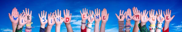 Children Hands Building Kolorowe Niemieckie Słowo Wir Sind Eine Familie — Zdjęcie stockowe