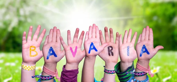 Kinderen Handen Bouwen Kleurrijk Engels Woord Bavaria Zonnig Groen Gras — Stockfoto