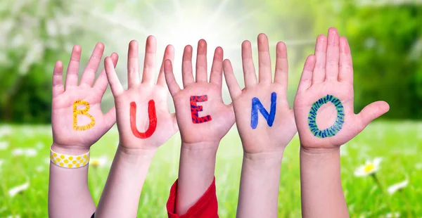 孩子们手拉着彩色的西班牙语单词 意思是 阳光碧绿的草场作为背景 — 图库照片