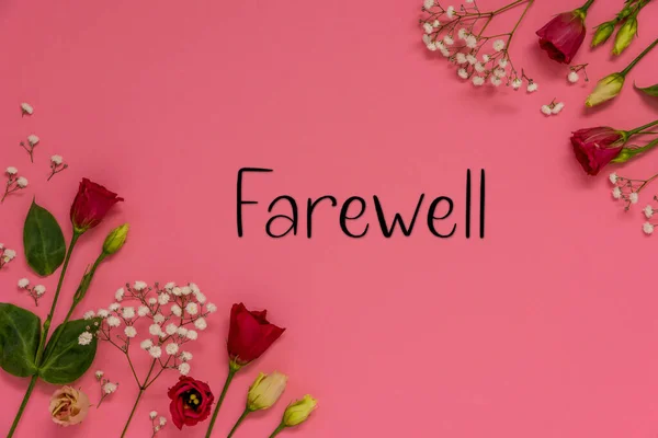 赤いバラと春の花英語のテキストお別れのアレンジメント ピンクの背景とフラットレイ — ストック写真
