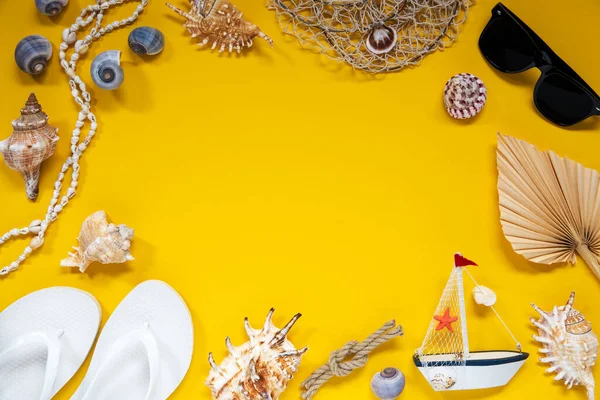 平铺与复制空间免费文字 黄色背景与夏天和海事配件 如贝壳 太阳镜和绳索 — 图库照片