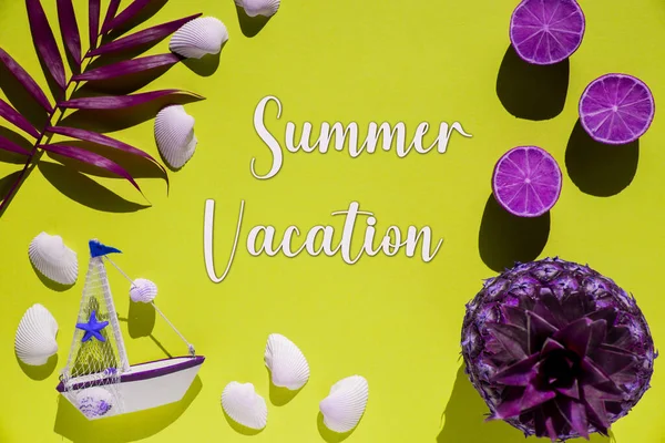 英語のテキスト夏休みとフラットレイ 紫のパイナップル シェル ボート レモンのような黄色の背景ウィットの装飾 — ストック写真