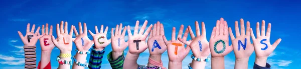 Bambini Hands Building Colorato Parola Francese Felicitatins Significa Congratulazioni Cielo — Foto Stock