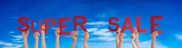 Pessoas Pessoas Mãos Construindo Inglês Palavra Super Venda Oceano Verão — Fotografia de Stock
