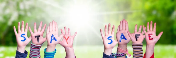 Kinderen Handen Bouwen Kleurrijk Engels Woord Blijf Veilig Zomer Zonnig — Stockfoto