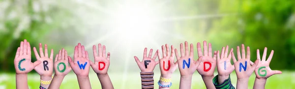 Παιδιά Χέρια Οικοδόμηση Πολύχρωμο Αγγλική Λέξη Crowd Χρηματοδότηση Ηλιόλουστο Πράσινο — Φωτογραφία Αρχείου