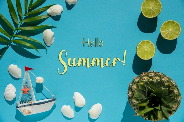 英語のテキストとフラットレイこんにちは夏 ターコイズまたはブルーの背景パイナップル シェル ボート レモンのようなウィットの装飾 — ストック写真
