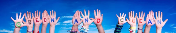 Παιδιά Χέρια Οικοδόμηση Πολύχρωμο Αγγλική Λέξη Πράσινο Και Καθαρό Μπλε — Φωτογραφία Αρχείου