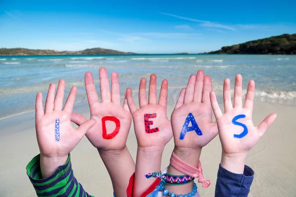 子供の手カラフルな英語の単語のアイデアを構築します 背景として夏の海 海とビーチ — ストック写真