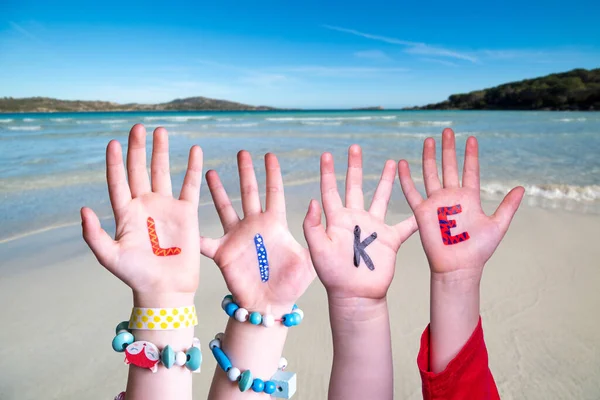 カラフルな英語の単語を構築する子供たちの手のように 背景として夏の海 海とビーチ — ストック写真