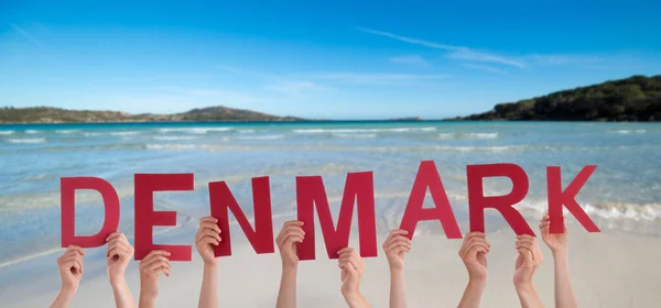 人或人的手建设英语单词丹麦 夏季海 滩背景 — 图库照片