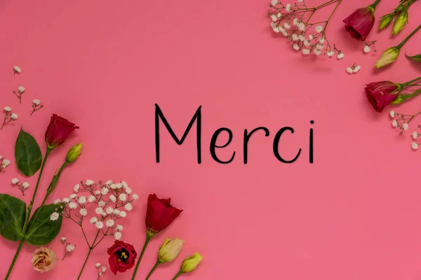 Rote Rosen Und Frühlingsblumen Arrangement Mit Französischem Text Merci Bedeutet — Stockfoto