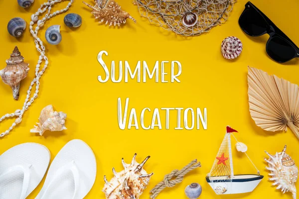 英語のテキスト夏休みとフラットレイ シェル ボート サングラス ロープなどの夏と海のアクセサリーと黄色の背景 — ストック写真